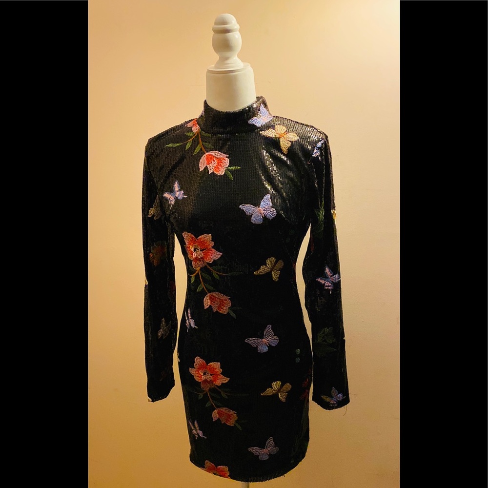 ✨BOUTIQUE✨Black sequin mini dress w/floral design